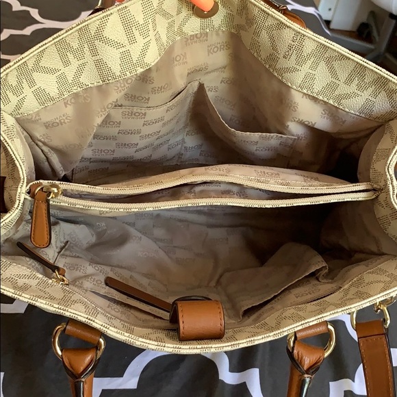 Authentic Michael Kors Hamilton logo Satchel Bag. - Picture 3 of 5